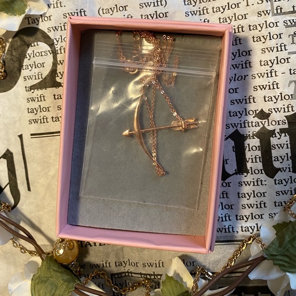 COPY [SOLD] Taylor Swift-Archer Rose Gold Necklace - Picture 5 of 5